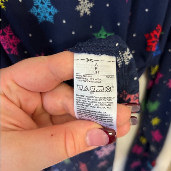 GAP Navy Snowflake Long Sleeve Top & Bottoms pajama set size S - Picture 5 of 14